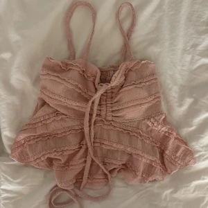 Söt rosa linnetopp - Supersöt rosa linnetopp!! Är one size, stretchig så passar de flesta. Vaddade vid bysten.