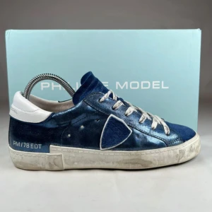 Philippe Model PSRX - Philippe Model PSRX Mörkblå/Vit | Nypris ‼️4000kr ‼️ | Skick 9/10 | Sulans skick 8/5/10 | Skorna kommer med orginal box men utan dustbag | Skorna har en smått glänsig yta | Pris kan alltid diskuteras! | Skriv om frågor uppstår! | //MvH By, Olsén, Closet. 