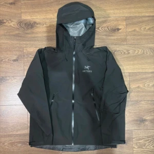 Arc’teryx beta jacka  - Arc’teryx beta jacka svart Gore-tex  Storlek: L (men passar också storlek M)