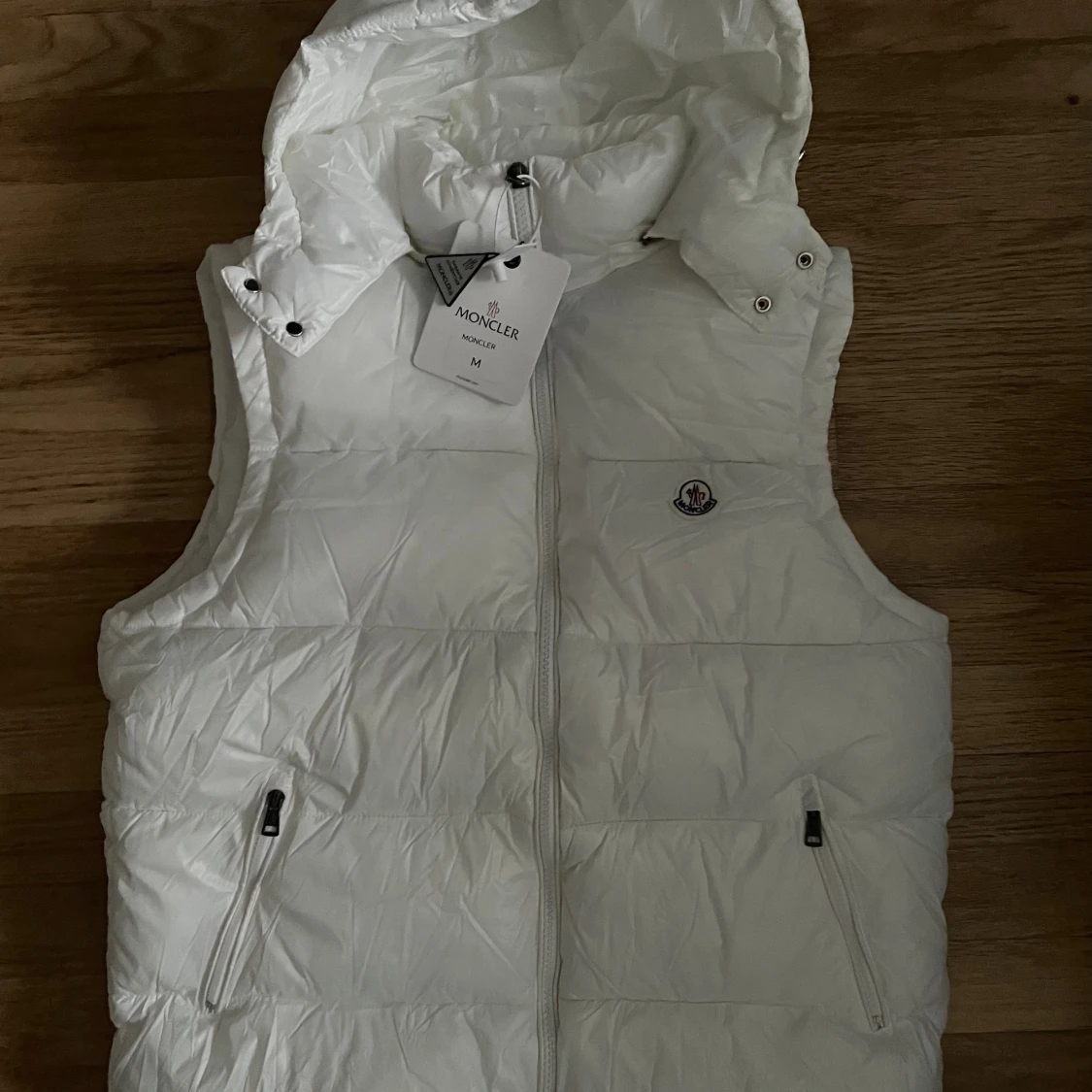 Vit dunväst från Moncler med huva