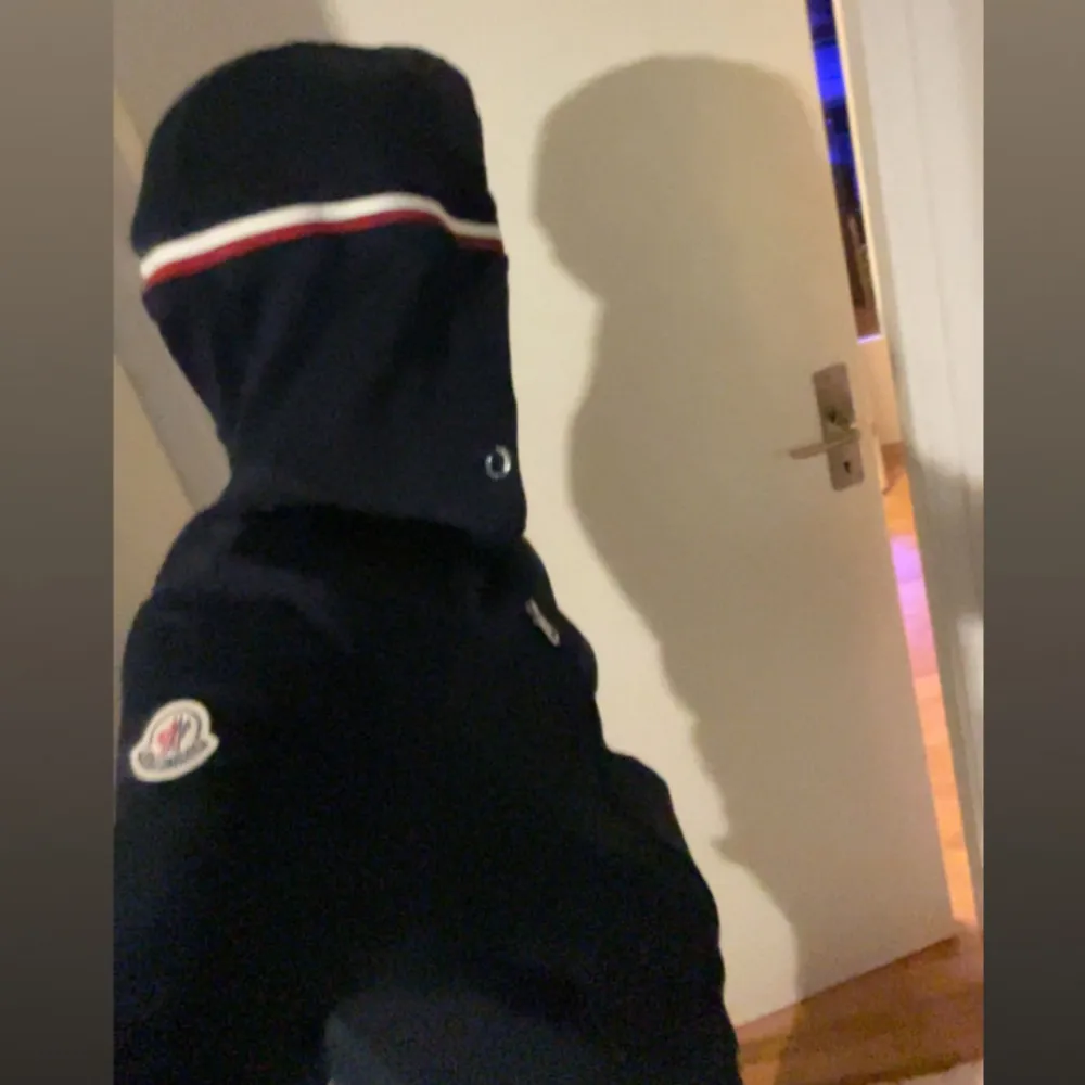 Moncler hoodie storlek S inga skador, frakt står köparen för. Kan sänka priset vid snabba köp😃. Hoodies.