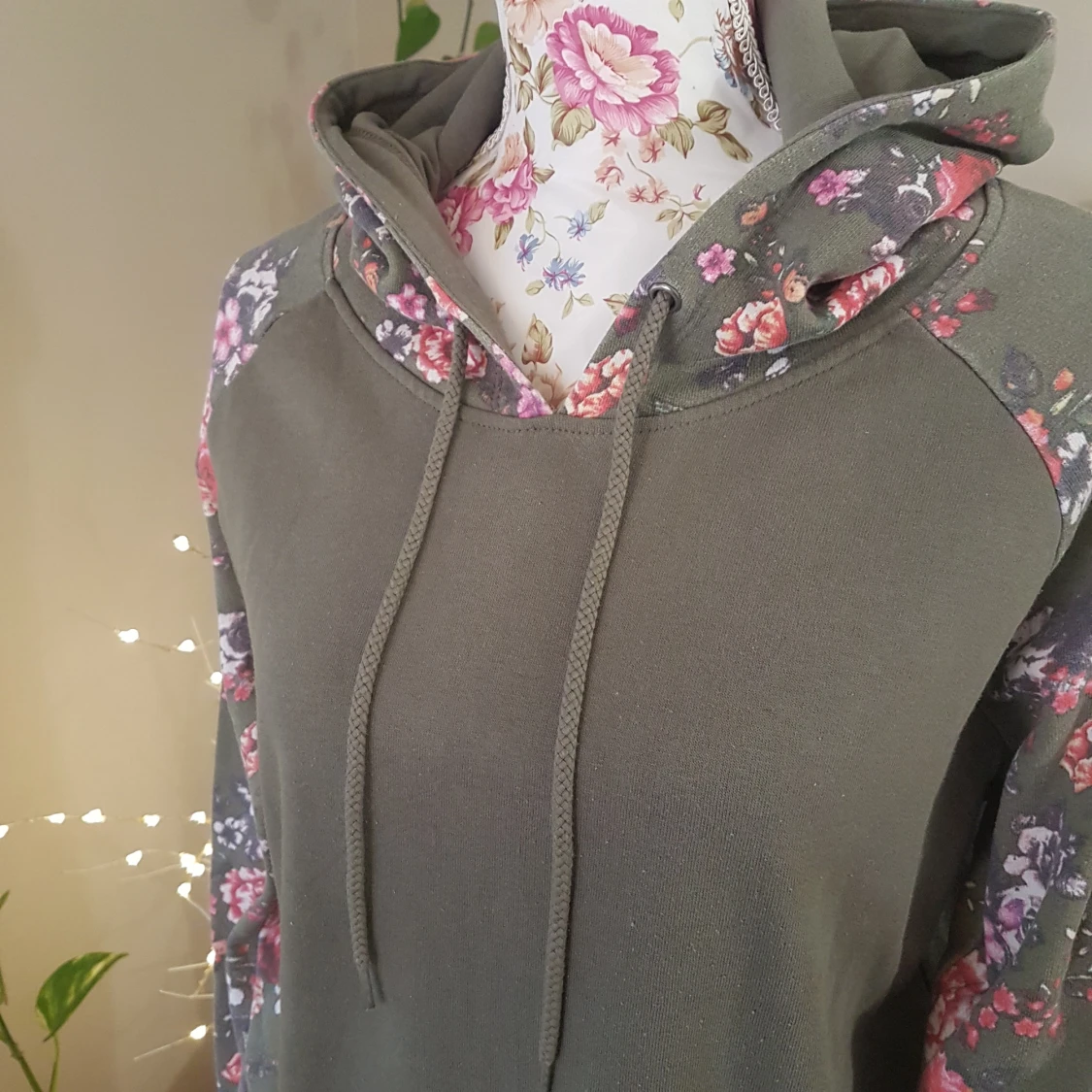 Olivgrön/blommig färgblock hoodie - 90