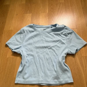 Ljusblå crop-top - Jättebra skick. Nästan aldrig använd. 