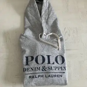 Säljer denna sjukt feta Polo Ralph lauren hoodien från deras denim & supply kollektion. Hoodien är sparsamt använd och i väldigt fint skick! Jag är 182 cm (se bild 2). Vid funderingar är det bara att skriva!😁