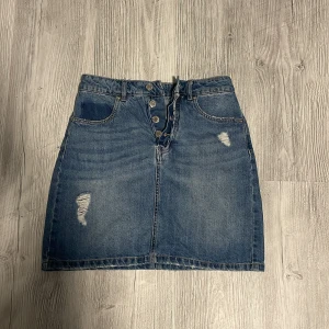 Jeanskjol  - Jeanskjol från Vero Moda i storlek S, superbra skick, fina detaljer, hör av dig vid frågor💗