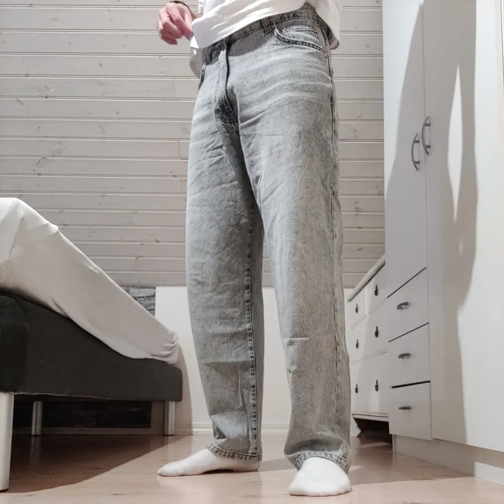 Ett par Woodbird jeans med loose passform, Leroy Ash heter modellen, hyfsat skick men slitna vid fickor, mellan och längst ner på benen, sista bilderna. Säljer eftersom de blivit för små för mig. Ny pris på dessa är 1100kr men pris kan diskuteras.. Jeans & Byxor.