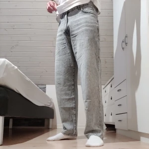 Woodbird jeans - Ett par Woodbird jeans med loose passform, Leroy Ash heter modellen, hyfsat skick men slitna vid fickor, mellan och längst ner på benen, sista bilderna. Säljer eftersom de blivit för små för mig. Ny pris på dessa är 1100kr men pris kan diskuteras.