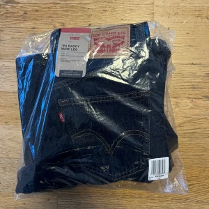 Levi’s 94 Wide Leg - Hej den är helt ny ✨ köptes tillsamman med 2 andra jeans och 2 tröjor men returnerades aldrig. Storlek 24x31 🫶🏽Hör av er vid intresse eller frågor 🙌