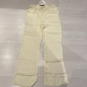 Zara byxor  - Hej, jag säljer ett par oanvända zara byxor. Prislappar kvar.  Material: 100% viskos Ny pris 359kr