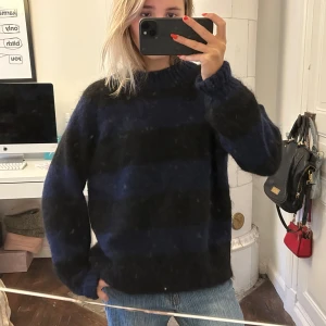 COS tröja - Säljer denna super fina randiga mohair COS tröjan