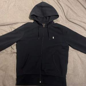 Blå polo zip hoodie i fantastiskt skick. Köptes för länge sedan, men har endast använts ett fåtal gånger. Pris kan diskuteras vid snabb affär!