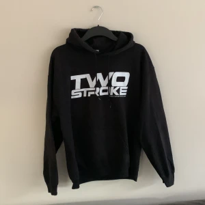 Twostroke hoodie - Säljer min twostroke hoodie då den blivit för liten. Tröjan är i helt okej skick om man bortser från en liten fläck på höger arm lite under armbågen. 