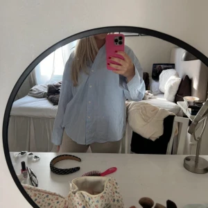 Blå skjorta från Zara - Säljer denna fina skjorta från Zara! Den är använd endast en gång! 