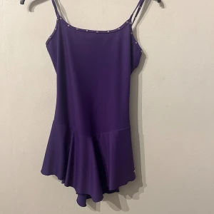 Sagester konståkningsklänning - Denna är i cirka storlek 150, jag är ungefär 160 lång o den är för liten för mej. Denna är i bra skick då den aldrig är använd, den var för liten när jag köpte den. Jag köpte den för cirka 1000-2000 kr men ja säljer den för 400kr pris går o diskutera