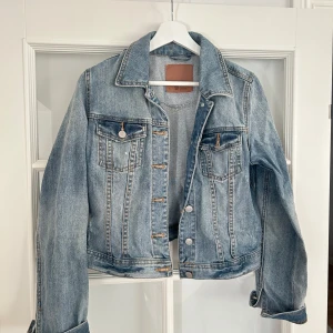 Jeansjacka  - jeansjacka från GinaTticot, storlek L men passar XS, S och M, jättefint skick, hör av er vid frågor eller intresse!🩷 100kr