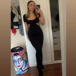 Svart långklänning  - Klänning i storlek s från public desire. Den är öppen under brösten. Aldrig använd