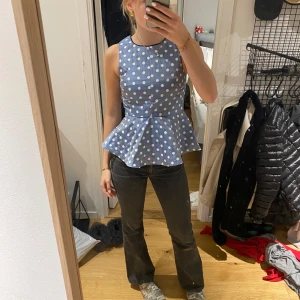 Tommy hilfiger tröja  - Hej, säljer denna söta Tommy Hilfiger topp då den inte kommer till användning längre. Använd men inga synliga defekter!❤️ färger blå och vit! Storlek 164 så skulle säga att de passar en xs❤️ 