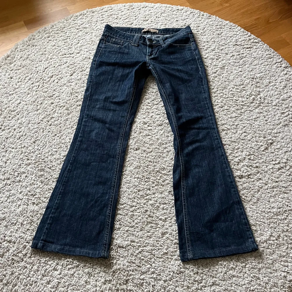 Jättefina lågmidjade bootcut jeans! Inga bilder med de på då den inte passar💕. Jeans & Byxor.