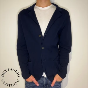 Cardigan/Kavaj  - Cardigan/Kavaj från Boggi Milano | Skick: 9/10 | Storlek: M | Nypris: 2499kr | Säljer för 879kr | Spårbar frakt via Postnord eller Instabox | Hör av dig vid frågor eller funderingar 