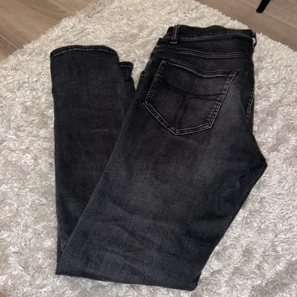 Tja! Säljer nu min Tiger Of Sweden jeans som är i storlek 29/32. Skick 9/10 | Köptes för 1599 | Mitt pris 799+ frakt men pris kan diskuteras vid snabb affär. Hör av er vid frågor eller funderingar. Passar för de som är 168-175.. Jeans & Byxor.