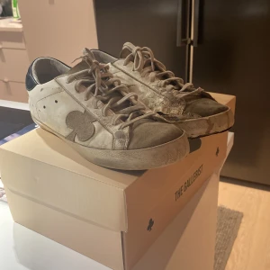 The gallerist skor  - Väl Andända,storlek 39/40 Söndriga sulor på båda