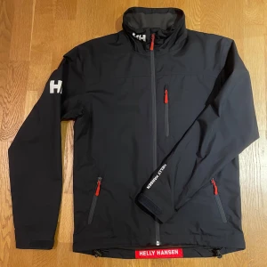 Helly Hansen jacka - Jackan är i princip i nyskick. Inga slitningar. Storlek small men sitter som en medium. Värmer bra och funkar som en stadig höstjacka. Hör av er om frågor!