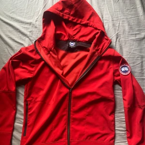 Canada Goose Jacka - Hej! Säljer en riktigt fet Canada Goose jacka, den köptes tidigare iår men har inte kvar kvittot då den är ute för hela 1000kr. Skick 9/10. Modellen i bilden är 183 och väger 74kg. Kom med förslag, frågor och funderingar🔥