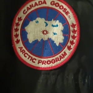 Canada coose jacka storlek l -  Använd 2 gånger går o sänka pris vid snabba äffar 