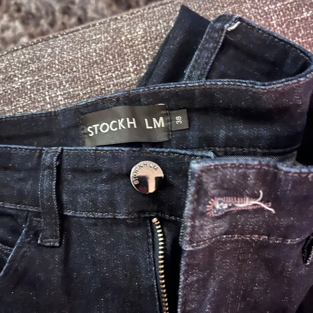 Säljer ett par jeans ifrån märket ”STOCKH LM” i storlek 38!🙌🏼 Jeansen är köpta för ca 1 år sedan och är använda max 3 gånger🤗. Jeans & Byxor.