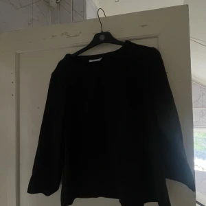 Svart tröja från Wera - Säljer en stilren svart tröja från Wera. Perfekt för både vardag och fest. Tröjan har en klassisk design med långa ärmar och en bekväm passform. Ett måste i garderoben för alla som älskar tidlös stil.