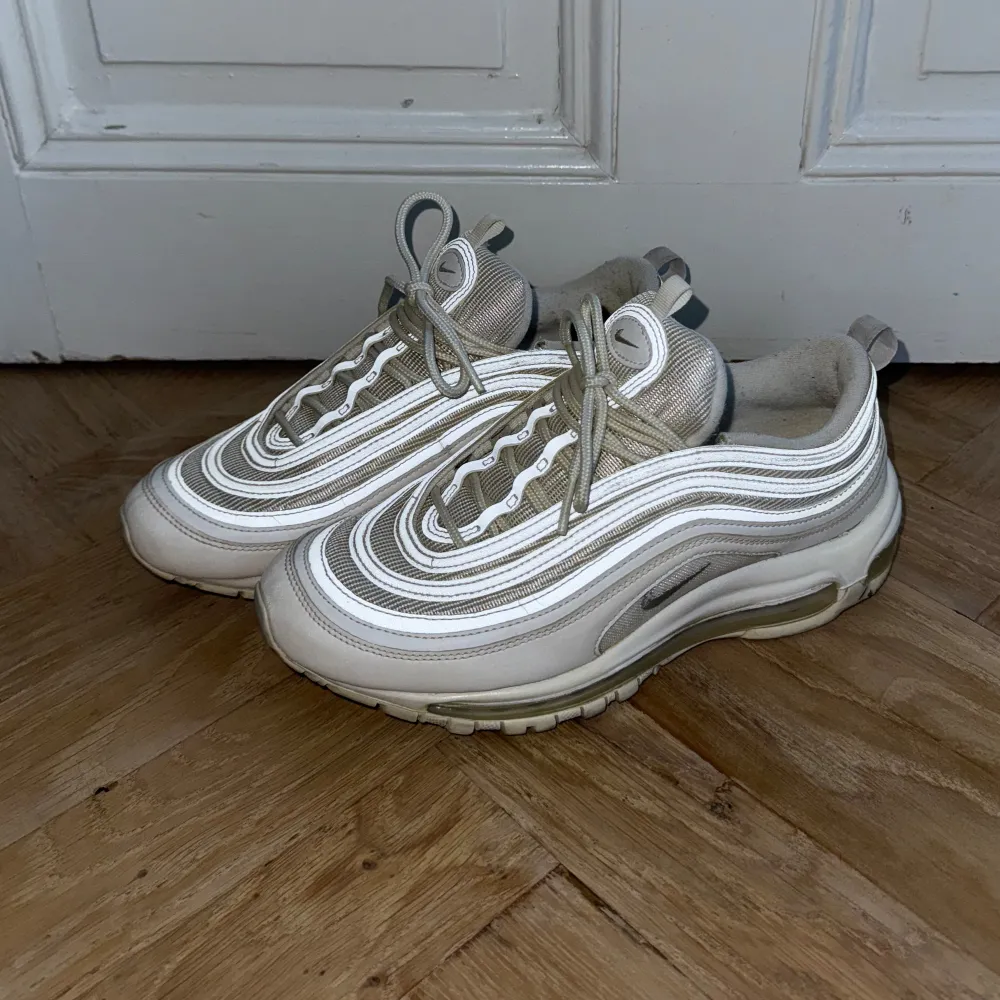 Ett par vita Nike Air Max 97’s jag varit mycket försiktiga med och använt väldigt få gånger. Säljer pga de används så sällan! De ser i princip nya ut i verkligheten. Nypris: 2 399 kr. Kengät.
