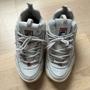 Vita Fila Disruptor Low - Använda men i gott skick😇 Har skolådan kvar🧚‍♀️ Storlek 37🌟