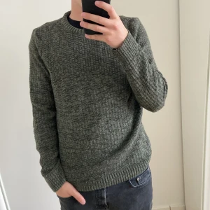 Tröja - Säljer nu denna riktigt feta tröja ifrån märket defacto storlek xs men skulle säga att den passar på s/m