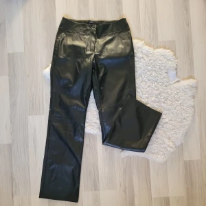 Skinbyxor - Ett par svarta skinnbyxor (fejk) i bra skick. Har två fickor på framsidan.