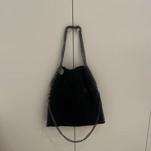 Stella McCartney väska  - Lookalike, svart aldrig använd, gott skick glansig