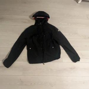 Äkta Moncler jacka  - Säljer min moncler jacka köpt i våras för 850 euro. Strorlek M. Knappt använd. Tåll vatten.