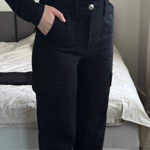 Helt nya Cargo pants från Zara. Aldrig använda. Säljer pga de inte är min stil längre och kommer ej komma till användning. Hoppas någon annan får nytta av dem! Jag är 165cm i bilden för referenser! Dm för fler bilder!