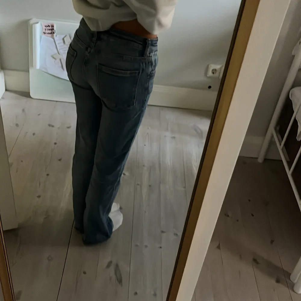 Säljer super snygga låtmidjafe jeans ifrån bershka. Kan sicka fler bilder ifall de behövs!! Tryck på köp nu 🥰🥰🥰. Jeans & Byxor.