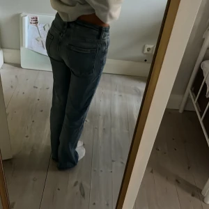 lågmidjade jeans 🥰🥰🥰 - Säljer super snygga låtmidjafe jeans ifrån bershka. Kan sicka fler bilder ifall de behövs!! Tryck på köp nu 🥰🥰🥰