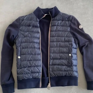 Moncler cardigan - Säljer denna snygga cardigan som passar perfekt till hösten/våren. Storlek M. skick 9/10 Inge hål eller några defekter. Bara skriva för fler bilder eller frågor. Såklart äkta
