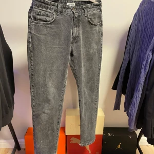 Woodbird Leroy jeans - Woodbird Leroy jeans.  Storlek 29/32, skick 6.5/10. Liten reva på höger ben (Se bild 3), därav pris.  Kontakta oss vid frågor! /VibeWearCloset