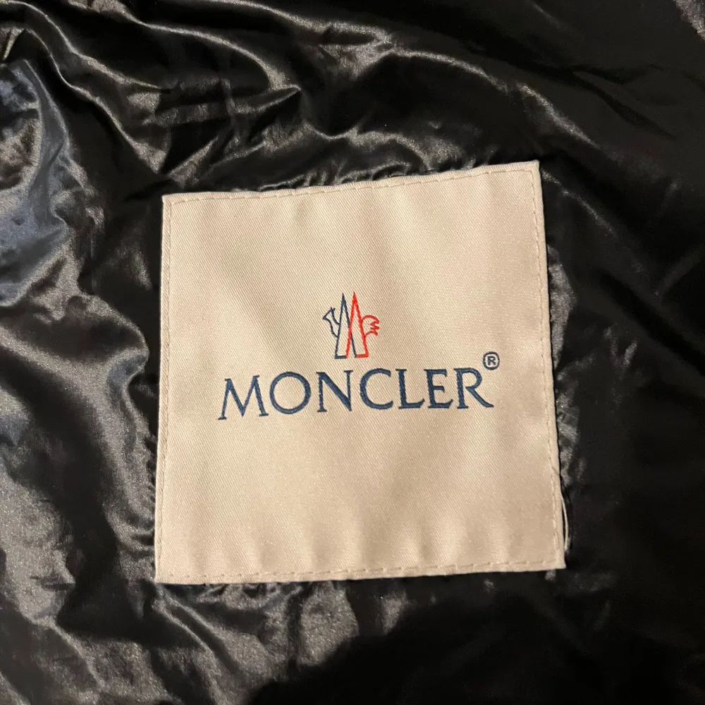 Moncler gui väst i ny skick, inga flaws eller liknande. Köpt hör på Plick men självklart är den äkta vilket man kan se. Storlek 3 vilket motsvarar S-M. Vid intresse eller frågor kontakta.. Jackor.