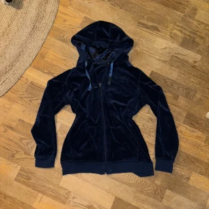 Zip up - En marinblå kofta, inga defekter och ser oanvänd ut🫶