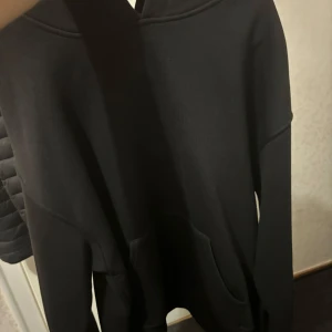 Basic hoodie  - En svart basic gina hoodie, helt fräsch, köpt för ett tag sen men aldrig använd bara testad!!! inget fel på den gillar bara inte hur den sitter på mig, inga skador eller fel på den alls