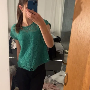 Grön spetströja + linne - Endast använt fåtal gånger, jätte fin topp för festliga tillfällen, pris går att diskutera💓