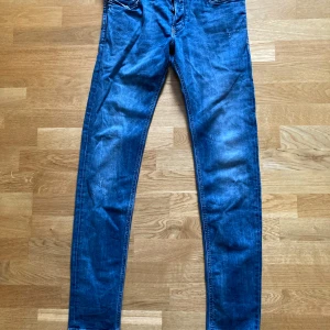 Blåa diesel jeans - Ett par najs  jeans nu för hösten🍂 (och för guzzarna)😆 Men iallafall, de är i bra skick med inga defekter som man kan se på bilderna!✌🏻 (priset går att diskuteras vid snabb affär)