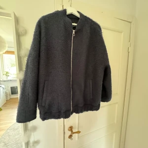 Zara jacka - Säljer denna jätte gosiga jackan i Teddy material från zara, perfekt nu till hösten💕🍂