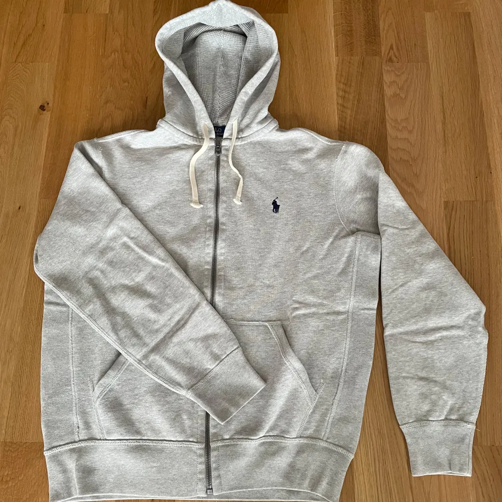 Storlek M i melerad grå. Hoodien är i väldigt fint skick utan noppor eller andra defekter. Hör av er om frågor!. Hoodies.