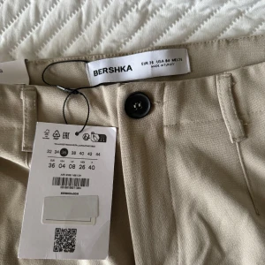 Kostymbyxor  - Ett par helt nya kostymbyxor från Pull & bear i storlek 36. Säljs då jag redan har liknande kostymbyxor. För fler bilder eller frågor kan tas privat☺️🤍