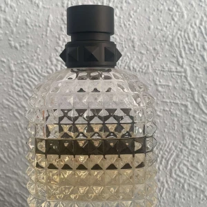 Valentino born in Roma Yellowj dream  - Valentino yellow dream, mellan 50/55 ml kvar av 100 ml. Ingen box , inget kvitto då detta var en present och behåller aldrig boxarna. Köpt från kicks dock.